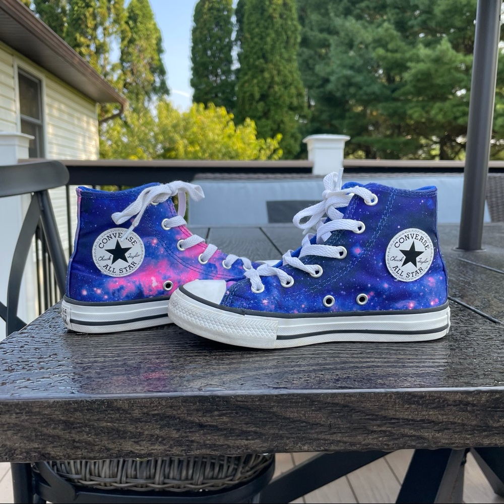 Excellent Condition Girls Sz 13 Converse High Tops!!
